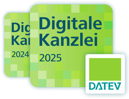 Das Bild zeigt zwei hintereinander verlagerte grüne Quadrate mit pixelartigen Mustern und dem blauen Schriftzug ‚Digitale Kanzlei 2025‘ im Vordergrund und '2024' im Hintergrund. Darunter befindet sich ein kleineres Quadrat mit weißem Rand und grünem Zentrum, mit türkisem Schriftzug ‚DATEV‘.