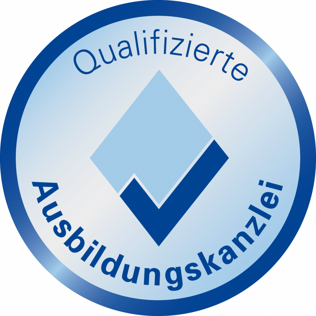 Das Bild zeigt ein rundes Abzeichen mit blauem Rand. In der Mitte befindet sich ein rautenförmiges Logo mit einem Haken unten. Oben steht ‚Qualifizierte‘ und unten ‚Ausbildungskanzlei‘.