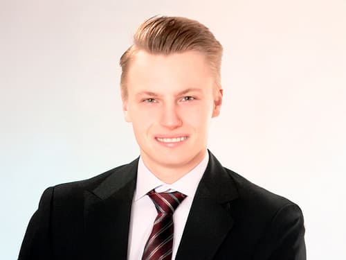Wamser-Team: Wamser K Herr K. Wamser: Eine Person trägt einen Anzug und eine Krawatte.